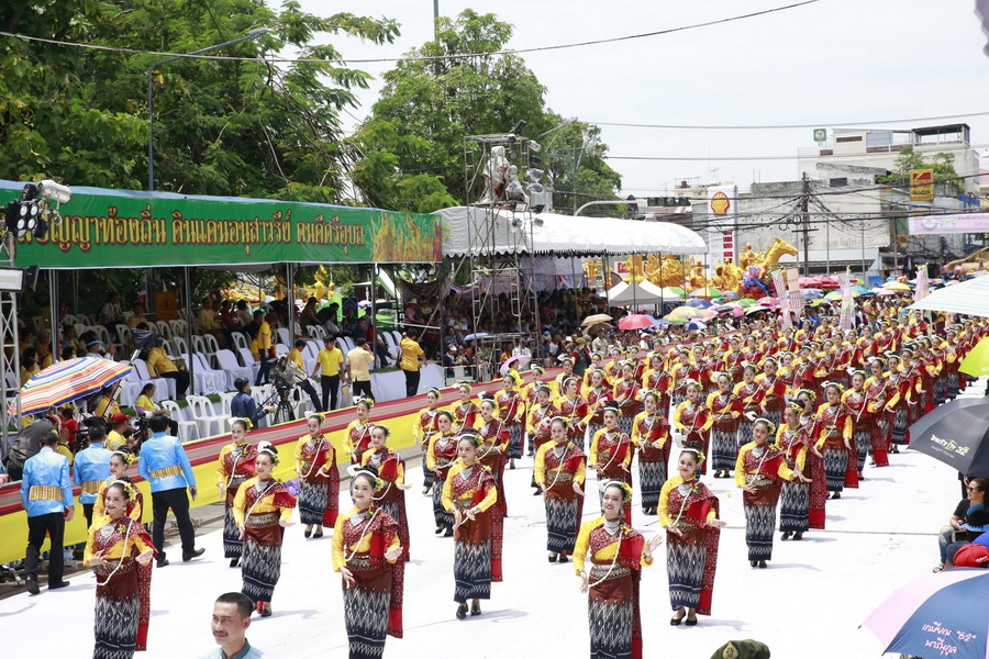 12.jpg ภาพที่ 2 ขบวนแห่เทียนพรรษา ประเพณีแห่เทียนพรรษา จังหวัดอุบลราชธานี