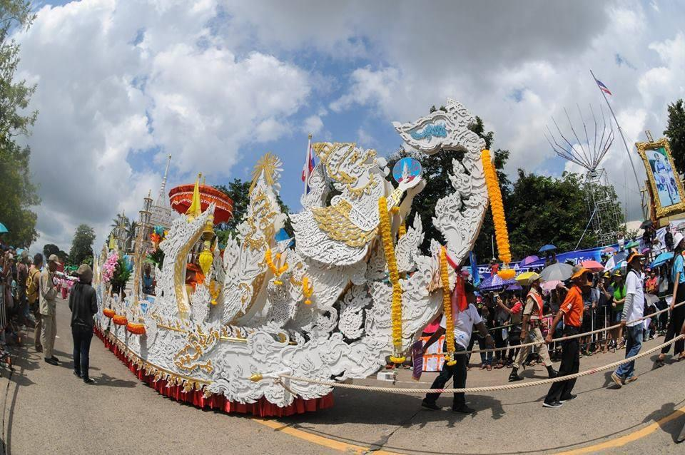 IMG_7253.png ภาพที่ 5 เรือพนมพระจากจังหวัดสุราษฎร์ธานี ในประเพณีแห่เทียนพรรษา จังหวัดอุบลราชธานี