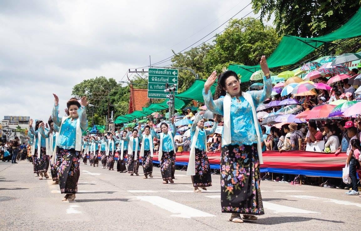 IMG_7255.png ภาพที่ 6.1 ขบวนนางรำจากจังหวัดสุราษฎร์ธานี ในประเพณีแห่เทียนพรรษา จังหวัดอุบลราชธานี