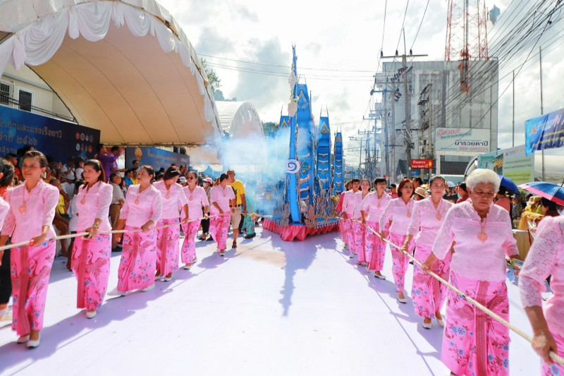 l_s__58196057_0.jpg ภาพที่ 4 ขบวนชักลากเรือพนมพระ ประเพณีชักพระ ทอดผ้าป่า และแข่งเรือยาว จังหวัดสุราษฎร์ธานี