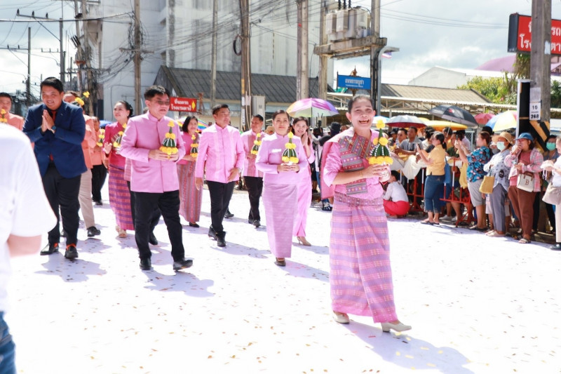 l_s__58196066_0.jpg ภาพที่ 8 ขบวนแห่เทียนพรรษาจากจังหวัดอุบลราชธานี ในประเพณีชักพระ จังหวัดสุราษฎร์ธานี
